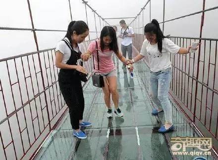 世上最长全透明玻璃桥开放!美女吓尿说：谁背我过去，就嫁给他！