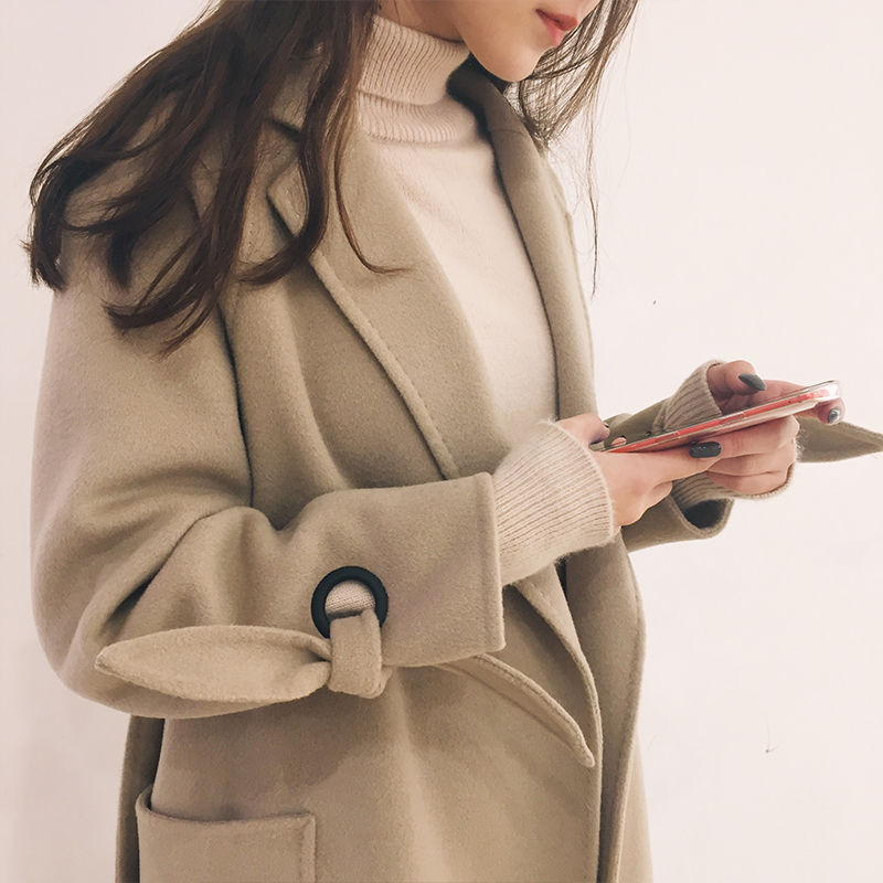 很多人穿大衣配打底裤，真土，今年流行毛呢外套+奶奶裤，美爆了