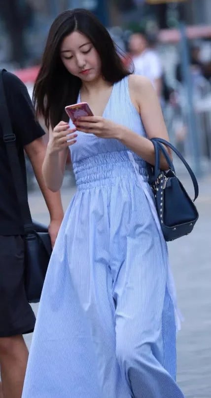 气质小姐姐一身长裙边走路一边玩手，网友：这样走路不怕摔倒了吗