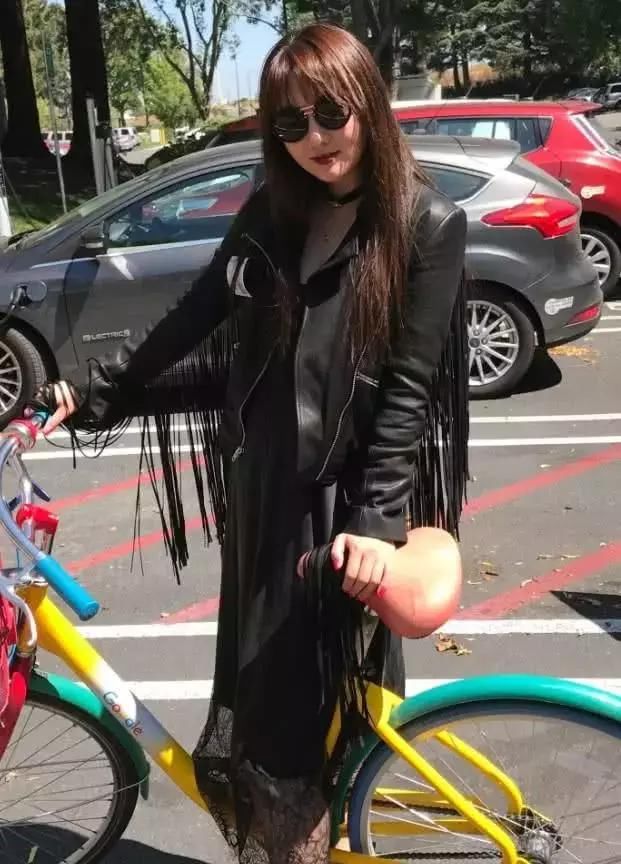 她是有望接替邱淑贞的“晶女郎”，如今跨行做微商，依旧很性感！