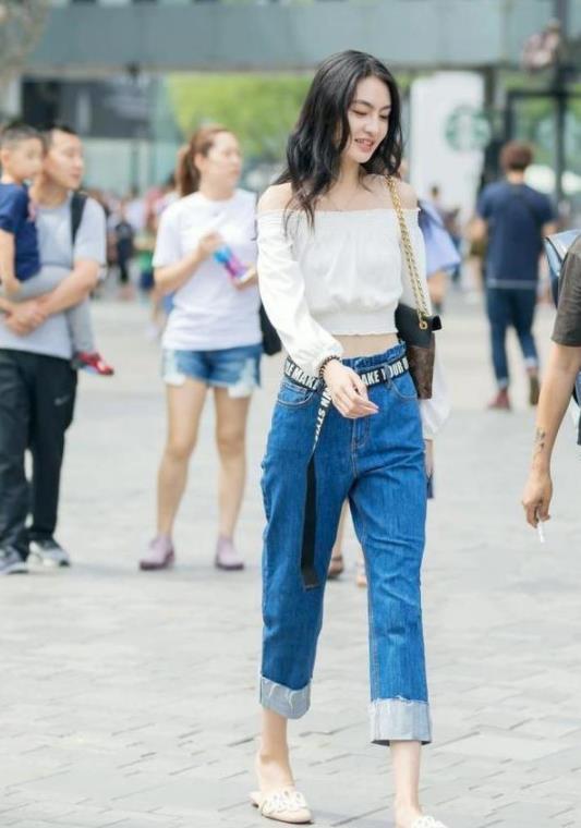【红色】街拍:颜值出众的美女,一条优雅的连衣裙搭配时尚的红色包包,靓丽而又时尚
