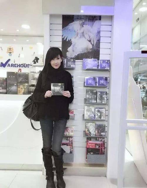 「 薄纱」少女感太强美得过分，周慧敏真有52岁？穿薄纱吊带连衣裙配长卷发