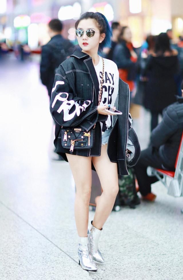 同是T恤配牛仔，何洁像路人，蔡依林像模特！没有对比就没有伤害