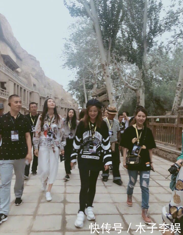 赵薇晒莫高窟照再惹质疑：不知道禁止拍照？了解真相后莫名心疼她