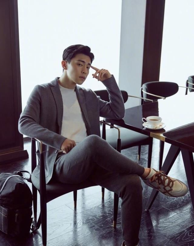 邓伦的生活照，真不是电视中看到的那样，最后一张笑出法令纹！