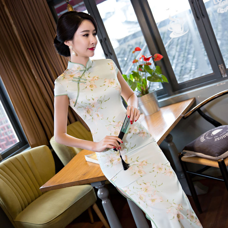 32岁媳妇真会打扮，同学聚会穿的第5款洋气旗袍，同学直呼嫩美