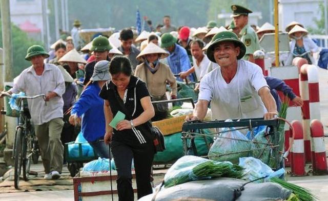 中印边境, 很多印度美女在摆摊, 其中这“小商品”让游客面露窘态