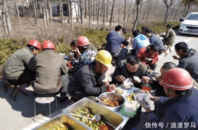  「心酸」农民工吃午餐的照片，看完让人心酸，我再也不想浪费粮