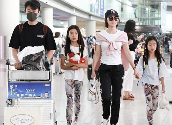 佟大为女儿直接穿条花打底裤出门，长腿藏不住，网友：爸爸选的？