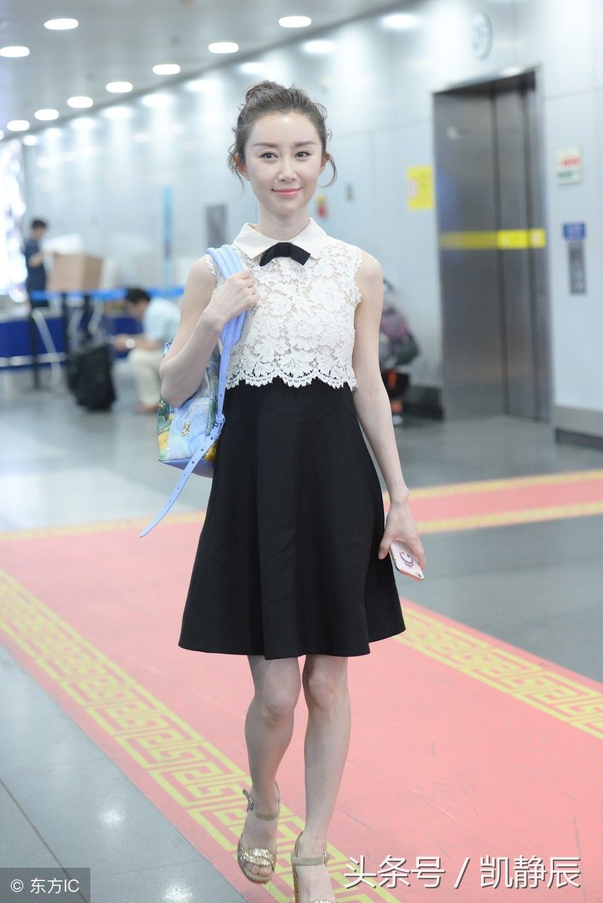 舒畅现身北京机场，露趾高跟鞋搭配短裙秀出美脚丫和美腿