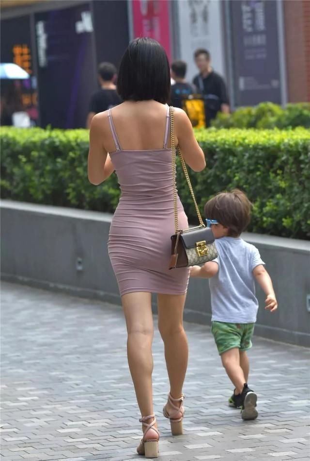  #儿子#时尚辣妈带娃逛街, 妈妈身材火辣, 儿子也很酷