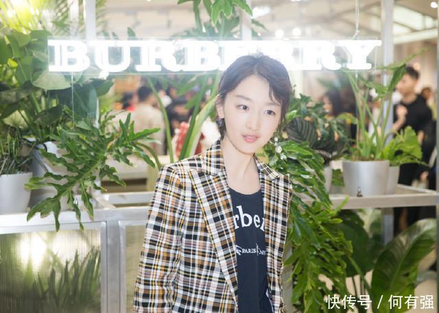 周冬雨尴尬了！身着粉色深V长裙暴露娇小身材，网友：胸去哪儿？