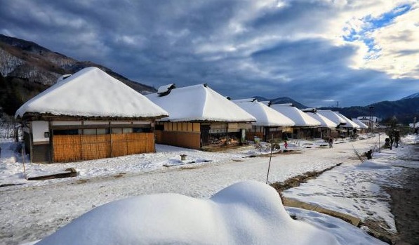 日本最小的雪乡，50多座茅草屋没有炕，冬季却供不应求