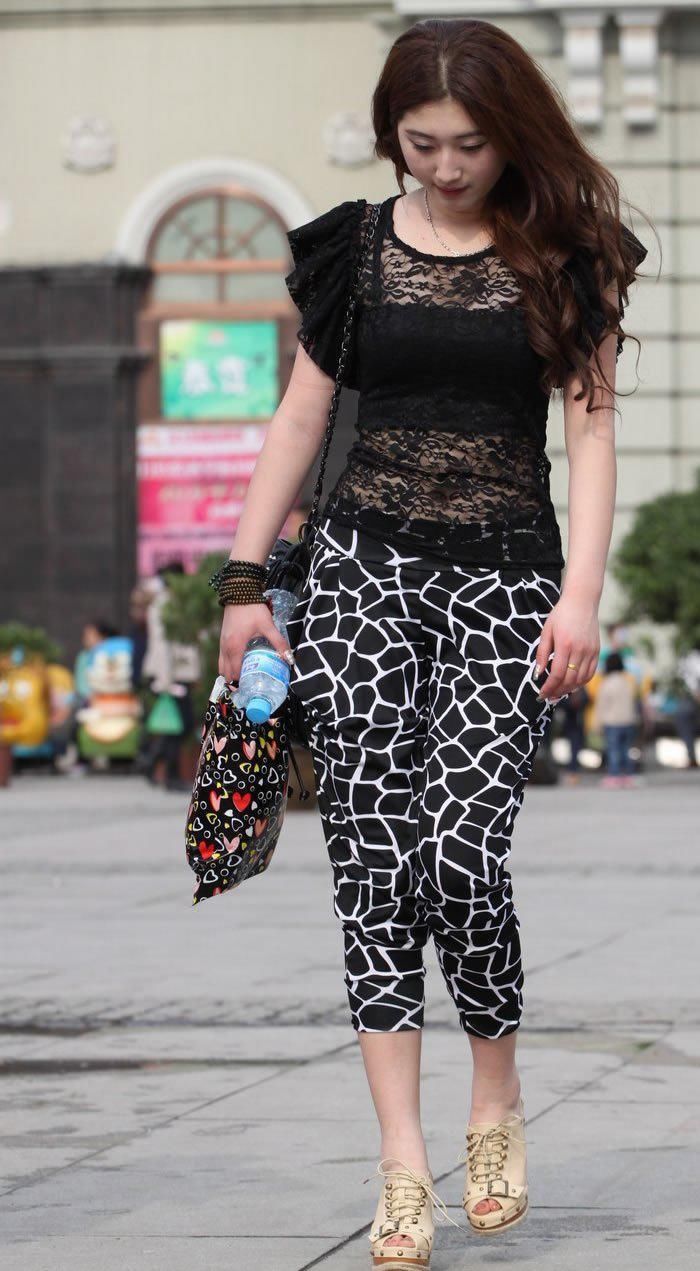 街拍:透明蕾丝上衣七分裤美女，勾勒女性美妙的身材