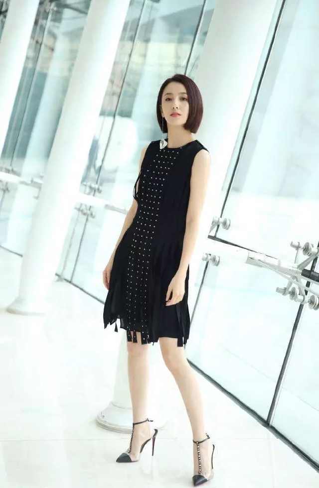 佟丽娅真会玩！穿一条“假”裙抢眼球，网友：这骗谁呢？