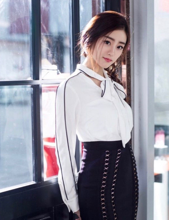 杨幂旗下艺人祝绪丹，身穿保鲜膜裙子，凹出逆天竹签腿!