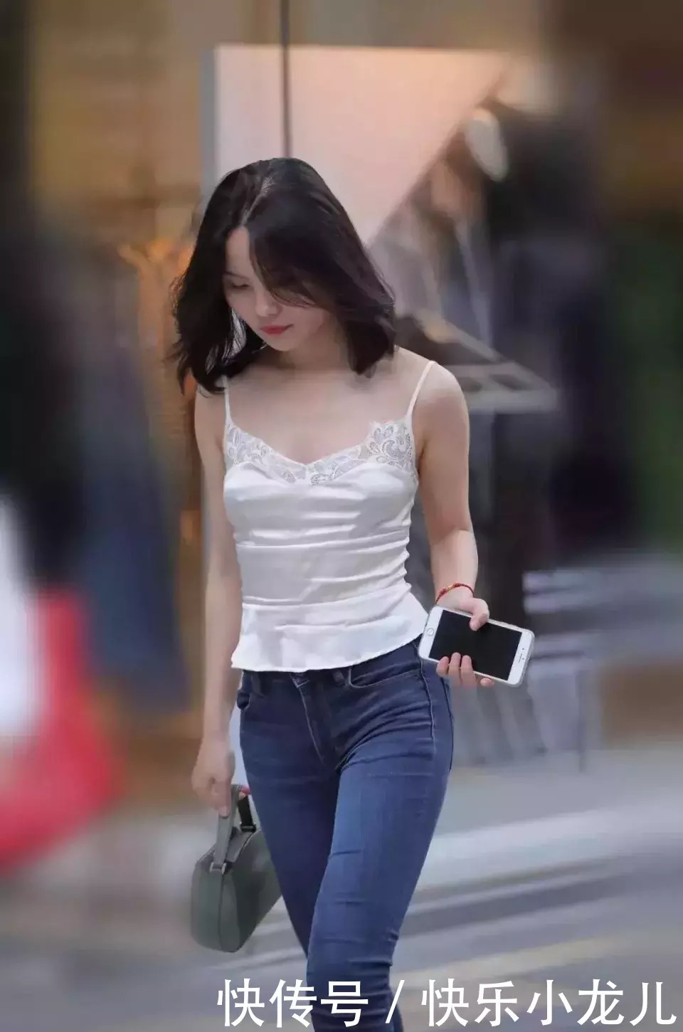  玉肌：时尚穿搭：修身牛仔裤搭配冰丝背心，真是玉肌伴轻风啊