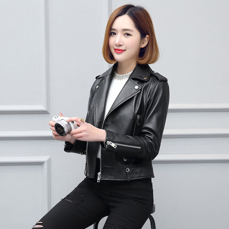 别傻傻的只知道穿套装，今年流行的皮衣+小脚裤，显高显瘦美极了