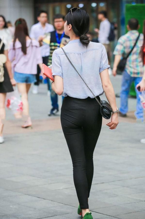 紧身裤上身落落大方，更加完美，彰显女人年轻魅力