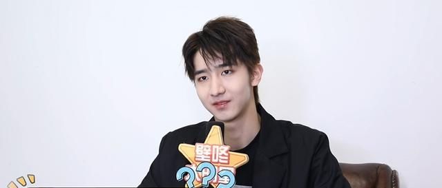  喜欢@赵让签名会有个兔耳朵与刘也有关，他评价R1SE是国内最吵男团
