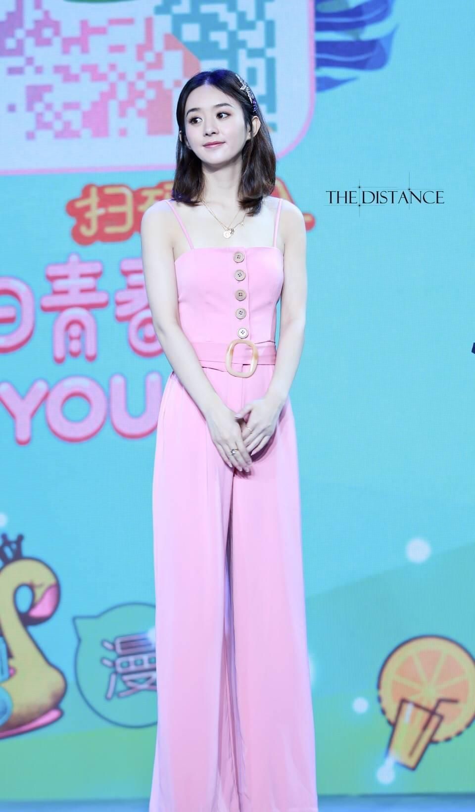 赵丽颖被曝光与冯绍峰相恋怀孕3个月，首次露面，谣言不攻自破