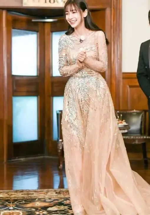 杨颖为了美太拼了,裸色纱裙惊艳全场,网友:好担心鞋子会崴脚