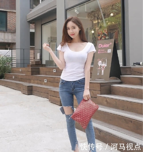 『 动人』也能穿出复杂的既视感,看小姐姐靓丽动人,简单的牛仔+T恤