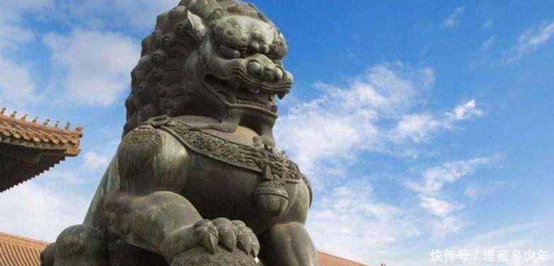 故宫旁边有个石狮子，游客不愿靠近，当地人也劝游客不要拍照