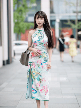 街拍: 旗袍装尽显迷人熟女气质, 婀娜身材让直男不开眼!