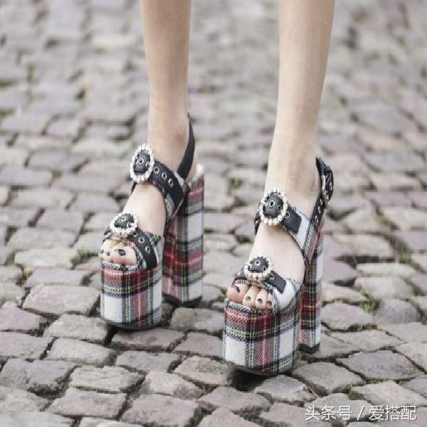 买凉鞋前必读！告诉你什么脚型适合穿哪种凉鞋