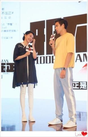 许晴你也太夸张了！裤子也能当鞋穿？网友：为显腿长豁出去了！