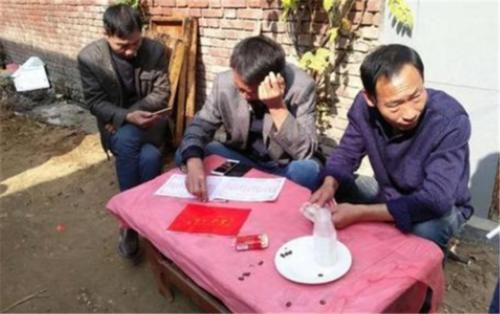  农民|在农村里，为何有的家庭越过越穷，这是咋回事？农民说出3