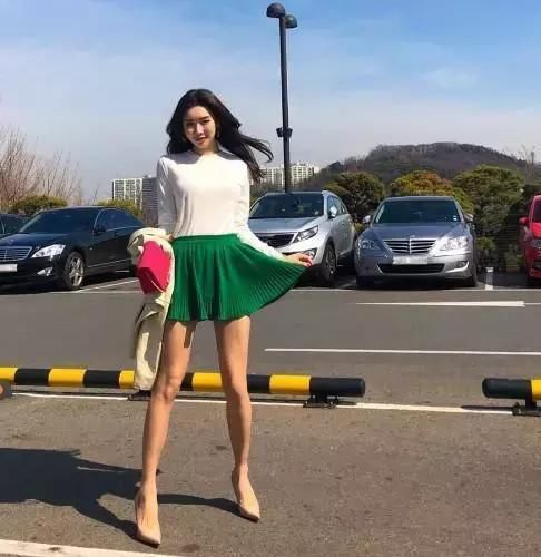 小姐姐穿了件绿色的百褶短裙，一颦一笑动人心魄