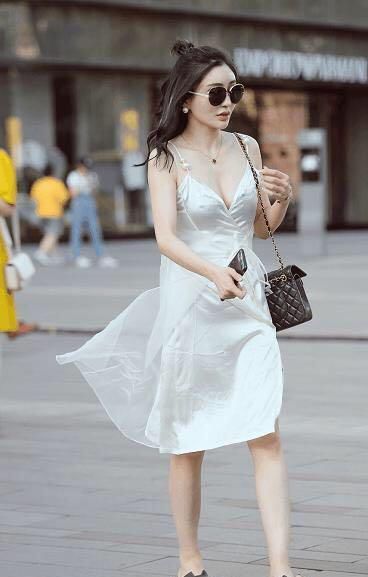 街拍:美女这一身看起来虽然简单，但却穿得性感又时尚