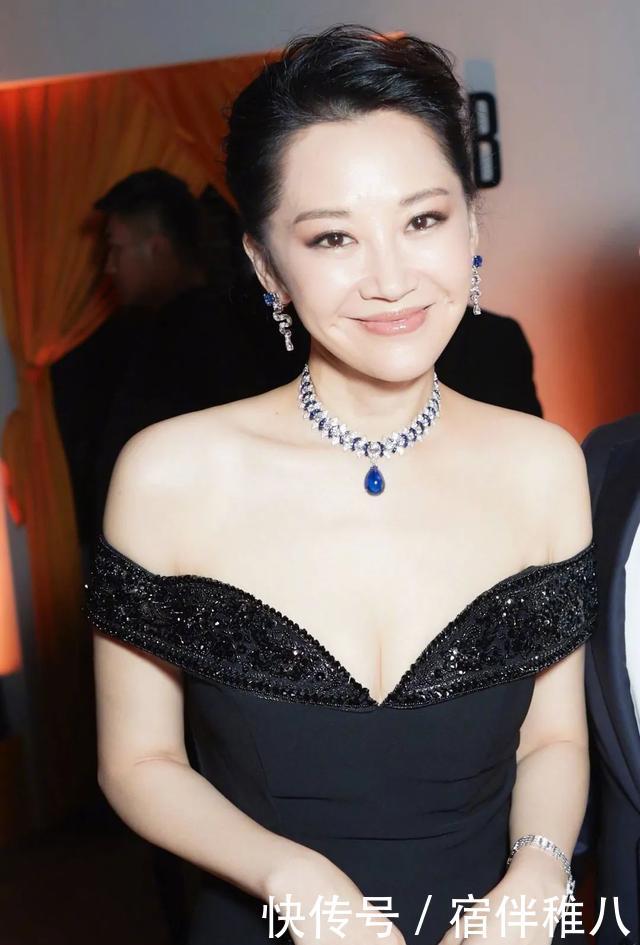  「针织衫」51岁许晴太会穿，针织衫轻松穿出高级感，22年前的造型现在仍流行