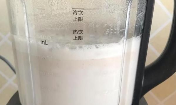  「吃腻」豆浆油条吃腻了，不如换换新的口味，花生酱豆味浓厚还对身体还好