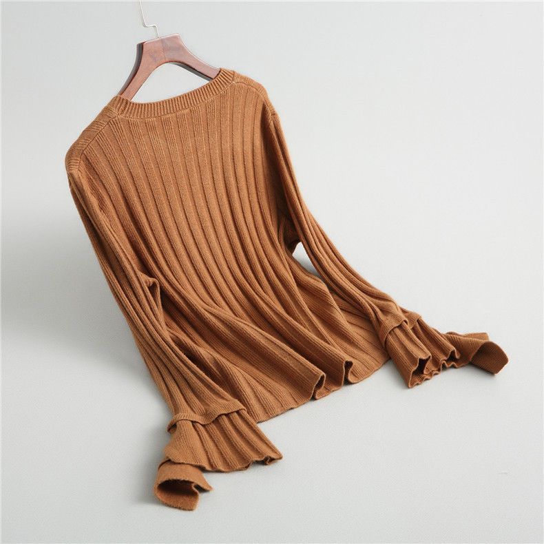 我滴天，53岁姨妈也太时髦了，秋天穿小衫配短裙，美嫩赛90后