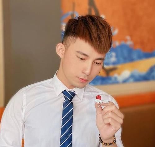  「试试」男生纠结下次剪什么发型？试试这3款潮流个性短发，剪完很帅气