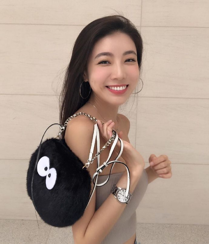  『时髦』时髦的穿着, 让表妹笑容如此的可爱