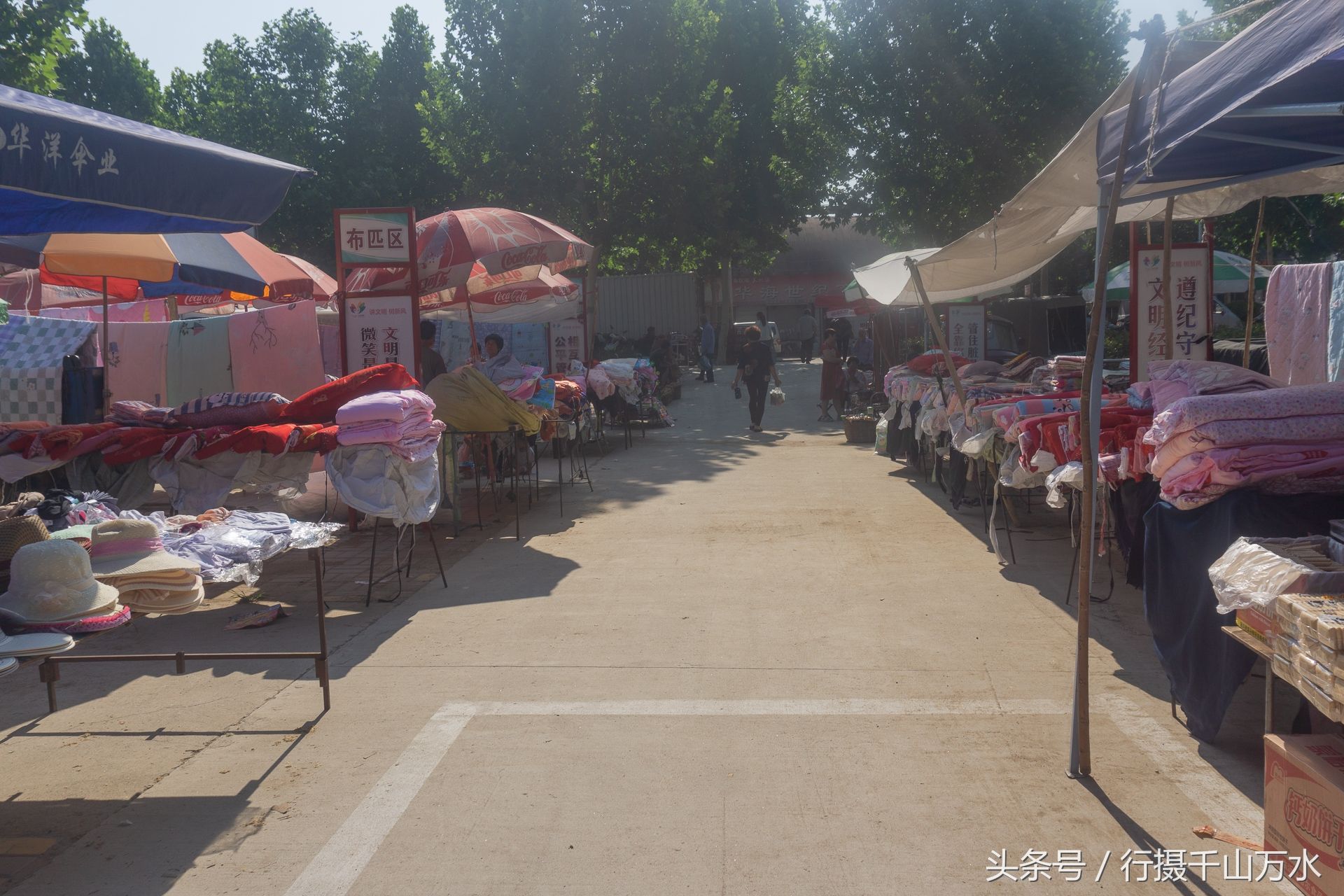 夏日农村大集上的服装摊，价格便宜却少人问津，生意不好做了