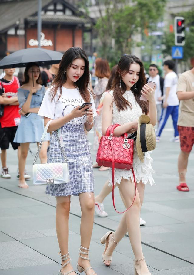 街拍:图4小美女的“大菠萝”又大又迷人,让人一眼难忘!