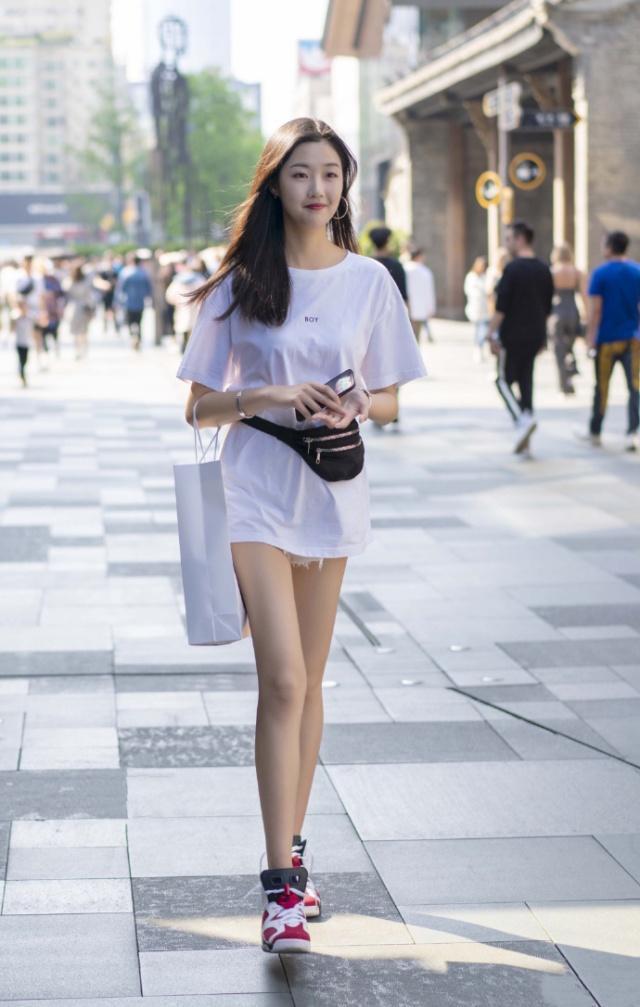 【时尚】街拍:小美女简洁又时尚的穿搭,让你魅力值满分
