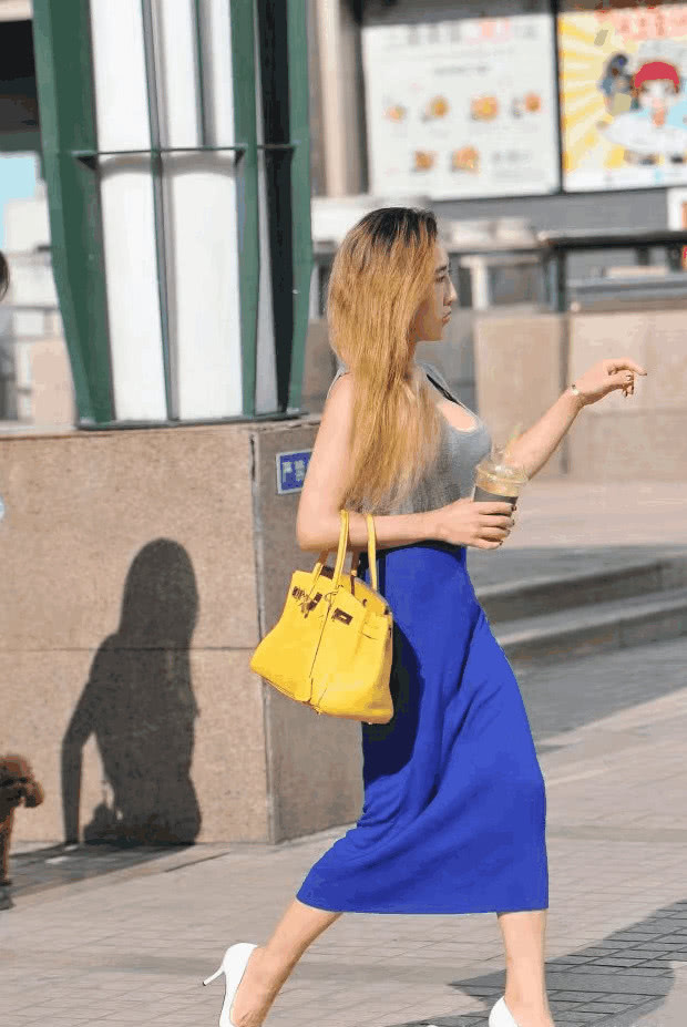 侧颜杀! 小姐姐这身材搭配紧身裙堪称完美,回头率特别高。