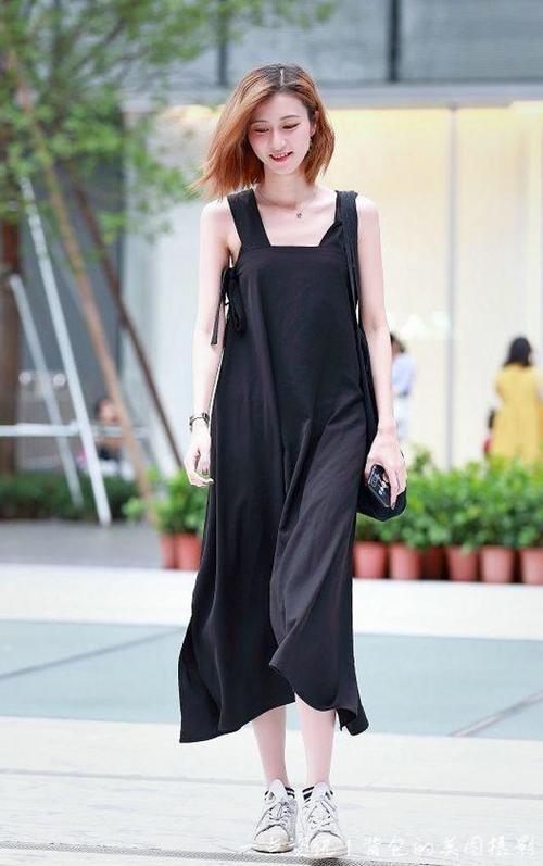 路人街拍，小姐姐笑的好美啊，一袭黑色的长裙，显得很优雅