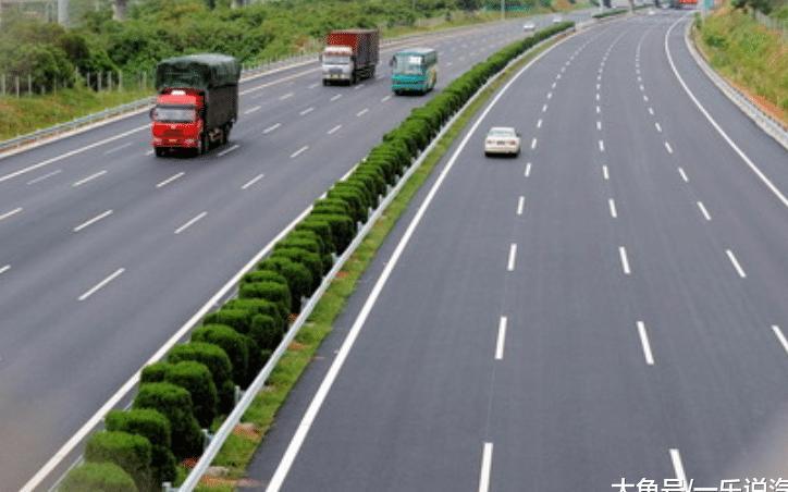 春节高速怪相: 超车道跑80KM/H, 慢车道跑120KM/H
