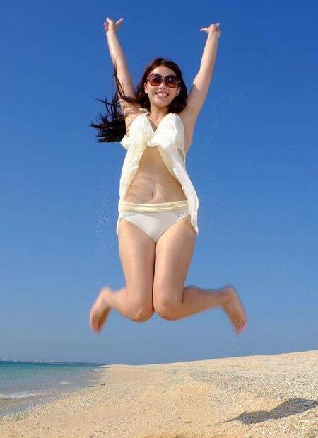 美丽迷人的小姐姐身穿泳衣，动人的身姿，特别惹人喜爱吸睛