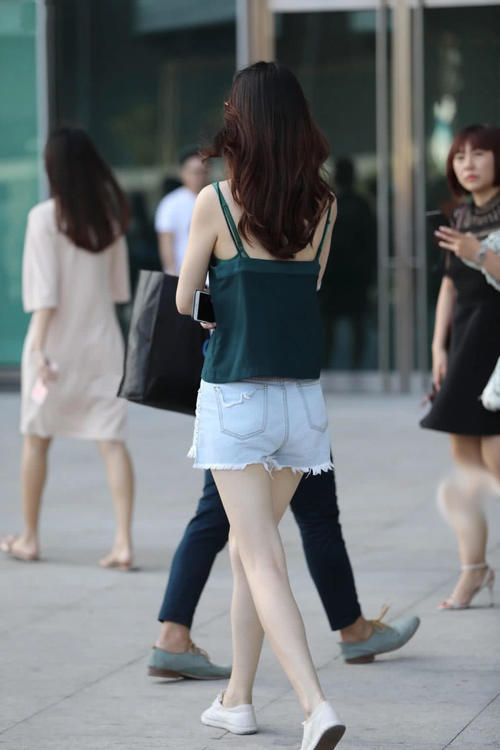 高冷白皙小姐姐绿色吊带勾勒丰美事业线,性感清凉出街美到底了