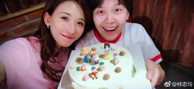 44岁的林志玲出席活动，礼服上半身开好大，网友：被惊艳到了