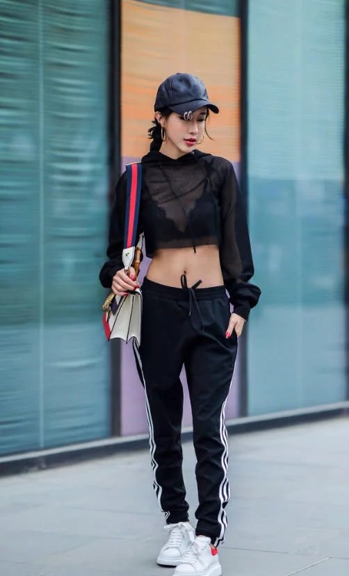 气质小姐姐一身休闲运动装，匀称标致的魔鬼身材，清爽干练