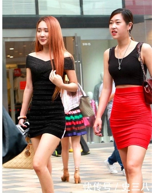  「尽显」街拍：天生丽质的小美女，优雅的穿搭，尽显时尚风采